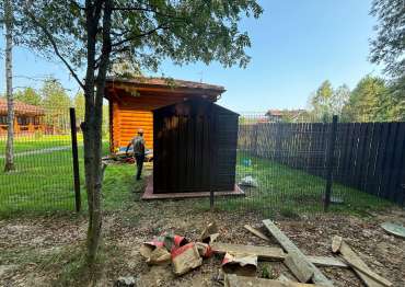 Красивый хозблок с распашными воротами для садового инвентаря и техники в дер. Веткино, с.п. Ярденево, Малоярославецкий р-н, Калужская обл.  Красивый хозблок с распашными воротами для садового инвентаря и техники в дер. Веткино, с.п. Ярденево, Малоярославецкий р-н, Калужская обл.