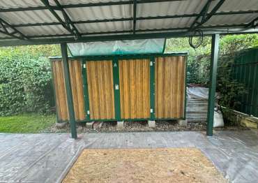 Прочный хозблок с боковыми воротами и плоской крышей для хранения вещей и садового инвентаря в комбинированной расцветке в дер. Александрово, Краснопахорский р-н, МО Прочный хозблок с боковыми воротами и плоской крышей для хранения вещей и садового инвентаря в комбинированной расцветке в дер. Александрово, Краснопахорский р-н, МО