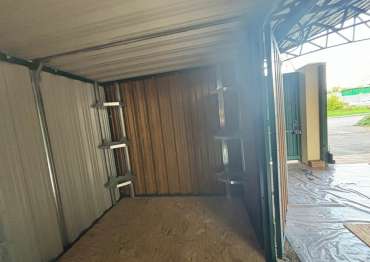 Достойный хозблок с плоской крышей для хранения вещей и садового инвентаря в комбинированной расцветке в дер. Александрово, Краснопахорский р-н, МО Достойный хозблок с плоской крышей для хранения вещей и садового инвентаря в комбинированной расцветке в дер. Александрово, Краснопахорский р-н, МО