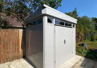 Индивидуальный премиум хозблок с полками для инвентаря и садовой техники в светло-сером цвете с окнами в СНТ Купава, Богородский г.о, МО