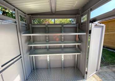 Функциональный премиум хозблок с односкатной крышей с полками для инвентаря и садовой техники в светло-сером цвете в СНТ Купава, Богородский г.о, МО Функциональный премиум хозблок с односкатной крышей с полками для инвентаря и садовой техники в светло-сером цвете в СНТ Купава, Богородский г.о, МО