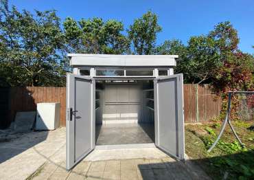 Вместительный премиум хозблок с односкатной крышей для садовой техники и инвентаря в светло-сером цвете в СНТ Купава, Богородский г.о, МО Вместительный премиум хозблок с односкатной крышей для садовой техники и инвентаря в светло-сером цвете в СНТ Купава, Богородский г.о, МО