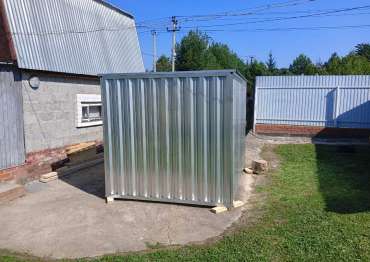 Вместительный хозблок с плоской крышей для садового инвентаря в цинковом цвете в дер. Наумово, г.о. Подольск, МО Вместительный хозблок с плоской крышей для садового инвентаря в цинковом цвете в дер. Наумово, г.о. Подольск, МО