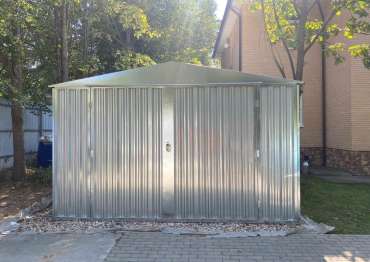 Стильный гараж с распашными воротами для автомобиля в цинковом цвете в дер. Петелино, Одинцовский г.о, МО Стильный гараж с распашными воротами для автомобиля в цинковом цвете в дер. Петелино, Одинцовский г.о, МО