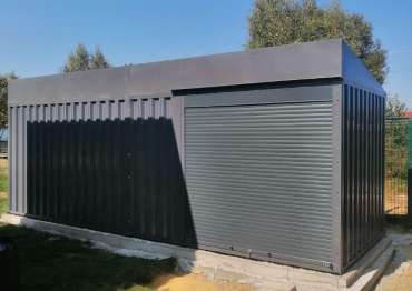 Индивидуальный хозблок с боковыми рольставнями и односкатной крышей для садовой техники и инвентаря в графитовом цвете в СНТ Ветерок, Раменский г.о, МО Индивидуальный хозблок с боковыми рольставнями и односкатной крышей для садовой техники и инвентаря в графитовом цвете в СНТ Ветерок, Раменский г.о, МО