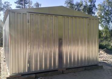 Автомобильный гараж с распашными воротами и двускатной крышей в цинковом цвете в дер. Краснораменье, Камешковский р-н, Владимирская обл.