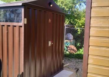 Хозблок с двускатной крышей для инвентаря в шоколадном цвете в дер. Березкино, Рузский г.о. МО Хозблок с двускатной крышей для инвентаря в шоколадном цвете в дер. Березкино, Рузский г.о. МО