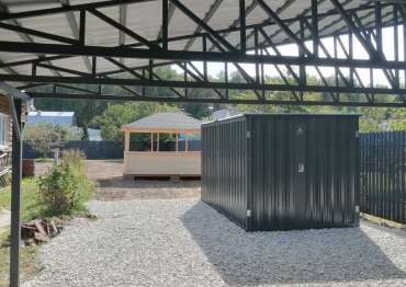 Современный хозблок для техники и велосипедов в графитовом цвете в пос. Сертякино, г. Подольск, МО