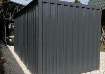 Надёжный хозблок на участок для заказчика с плоской крышей для техники и велосипедов в графитовом цвете в пос. Сертякино, г. Подольск, МО Надёжный хозблок на участок для заказчика с плоской крышей для техники и велосипедов в графитовом цвете в пос. Сертякино, г. Подольск, МО