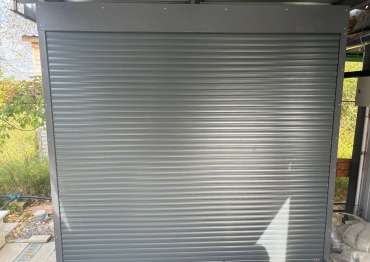 Стильный шкаф с рольставнями для мини мастерской в графитовом цвете в СНТ Рябина, г.о. Ступино, МО Стильный шкаф с рольставнями для мини мастерской в графитовом цвете в СНТ Рябина, г.о. Ступино, МО