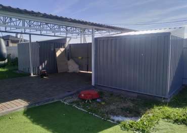 Стильный хозблок с распашными воротами на участок для вещей в светло-сером цвете в дер. Степаньково, Пушкинский р-н, МО Стильный хозблок с распашными воротами на участок для вещей в светло-сером цвете в дер. Степаньково, Пушкинский р-н, МО