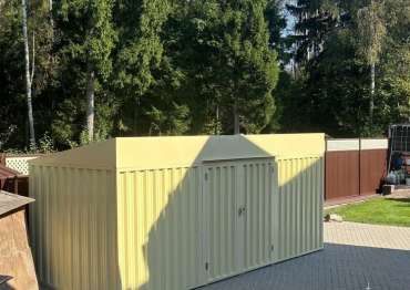 Современный хозблок с односкатной крышей для хранения садовой техники и велосипедов в цвете "слоновая кость" в мкрн. Экодолье, г. Обнинск, Калужская обл. Современный хозблок с односкатной крышей для хранения садовой техники и велосипедов в цвете "слоновая кость" в мкрн. Экодолье, г. Обнинск, Калужская обл.