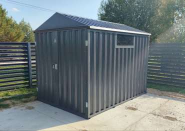 Достойный гараж с двускатной крышей и окном для хранения велосипедов и колес в графитовом цвете в дер. Набережная Слобода, Наро-Фоминский р-н, МО Достойный гараж с двускатной крышей и окном для хранения велосипедов и колес в графитовом цвете в дер. Набережная Слобода, Наро-Фоминский р-н, МО