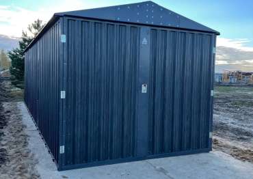 Современный автомобильный гараж с двускатной крышей в расцветке "под дерево" Дуб Грей в пос. Первомайское, Филимонковский р-н, г. Москва Современный автомобильный гараж с двускатной крышей в расцветке "под дерево" Дуб Грей в пос. Первомайское, Филимонковский р-н, г. Москва