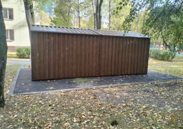 Стильный хозблок для заказчика с двускатной крышей для хозяйственных вещей в расцветке "под дерево" на территорию центра детского творчества, г. Москва Стильный хозблок для заказчика с двускатной крышей для хозяйственных вещей в расцветке "под дерево" на территорию центра детского творчества, г. Москва