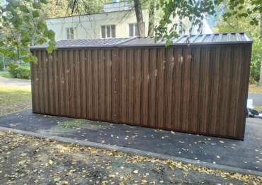 Надёжный хозблок с двускатной крышей для хранения хозяйственных вещей в расцветке "под дерево" на территорию центра детского творчества, г. Москва Надёжный хозблок с двускатной крышей для хранения хозяйственных вещей в расцветке "под дерево" на территорию центра детского творчества, г. Москва