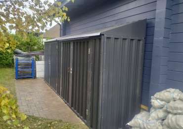 Хозблок с односкатной крышей и воротами в дер. Красный Поселок, г.о. Истра, МО