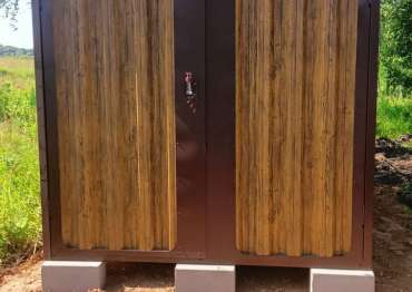 Секционный хозблок с двускатной крышей в дер. Новая, г.о. Серпухов, МО Секционный хозблок с двускатной крышей в дер. Новая, г.о. Серпухов, МО