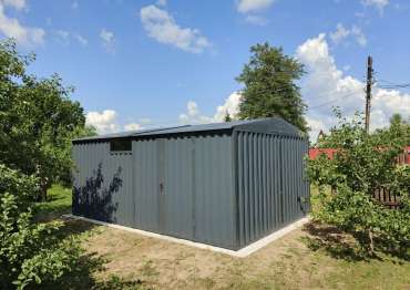 Автомобильный гараж с окном в дер. Пекуново, Кирмский м.о, Тверская обл.