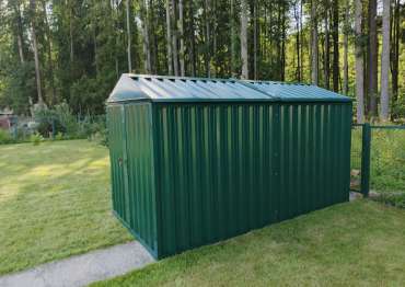 Хозблок с двускатной крышей в дер. Ожигово, Троицкий адм.окр., г. Москва