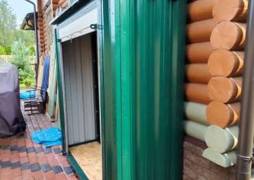 Дровница с рольставнями в дер. Лужки, Краснопахорский р-н, Троицкий адм.окр, г. Москва Дровница с рольставнями в дер. Лужки, Краснопахорский р-н, Троицкий адм.окр, г. Москва