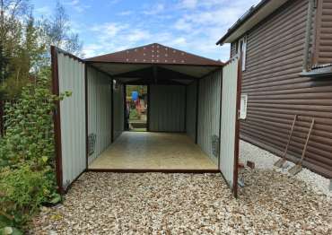 Гараж с двускатной крышей в дер. Каменка, г. о. Серпухов, МО