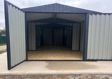 Вместительный гараж с двускатной крышей в дер. Каверино, Боровский мун.окр, Калужская обл.