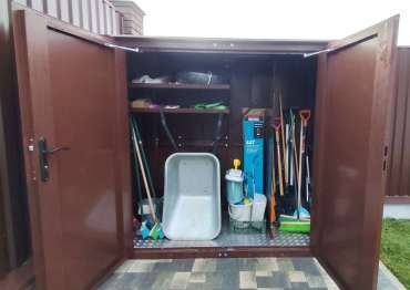 Уличный шкаф для садового инвентаря в пос. Щапово, Краснопахорский р-н, Троицкий адм.окр, МО