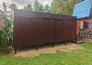 Железный хозблок SKOGGY в шоколадно-коричневом цвете