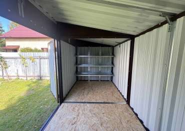 Хозблок SKOGGY с односкатной крышей и боковыми воротами