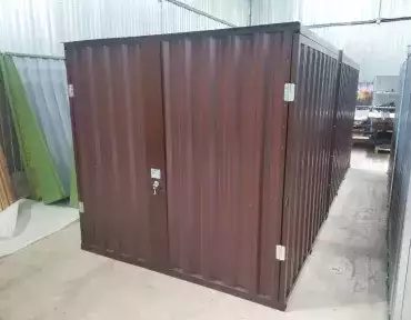 Пятиметровый коричневый контейнер с плоской крышей