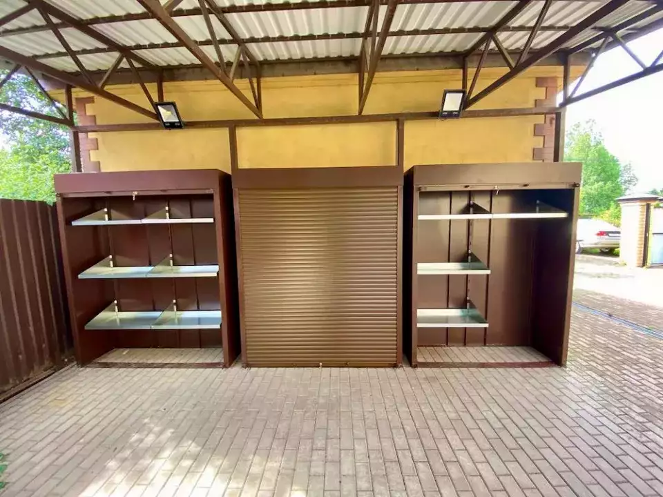 Три шкафа для хранения хозяйственных принадлежностей в шоколадном цвете в дер. Холопово, Александровский р-н, Владимирская обл.