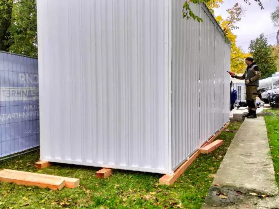 Нестандартный белоснежный контейнер для укрытия оборудования на выставке ВДНХ, г. Москва 