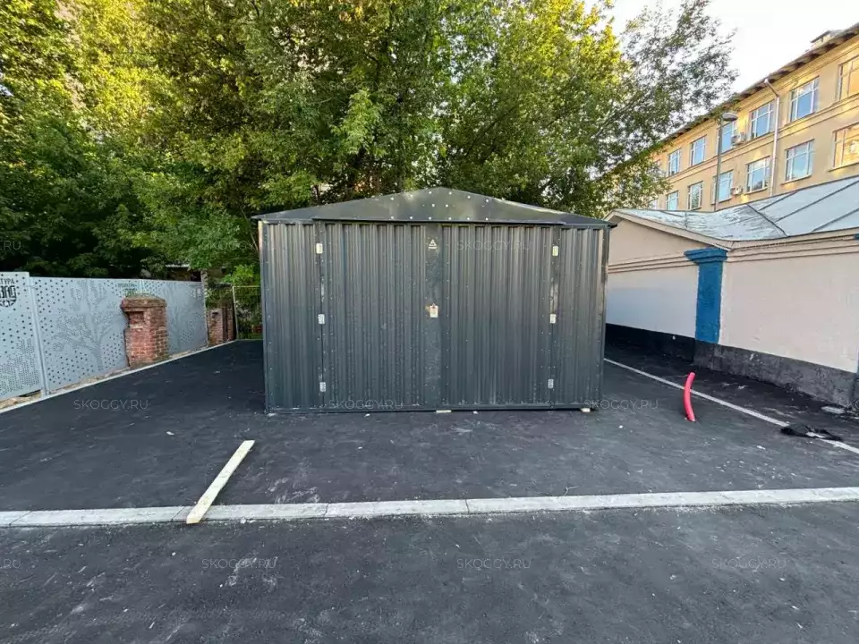Вместительный хозблок для инвентаря в антрацитовом цвете на территорию колледжа, г. Москва