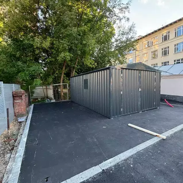 Современный хозблок для инвентаря в антрацитовом цвете на территорию колледжа, г. Москва