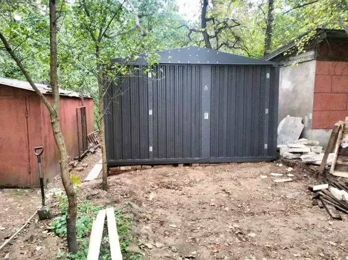 Гараж с двускатной крышей в графитовом цвете на участок в пос. Усово-Тупик, Одинцовский р-н, МО