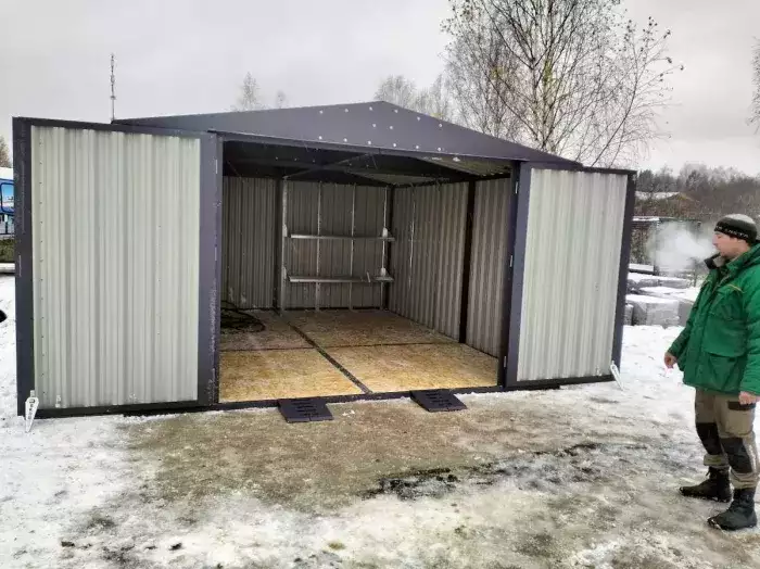 Гараж-мастерская в блестящем цинковом цвете в деревню Березняки, город ...