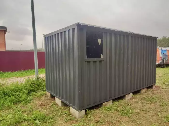 Хозблок для хранения личных вещей в шоколадном цвете в деревню ...