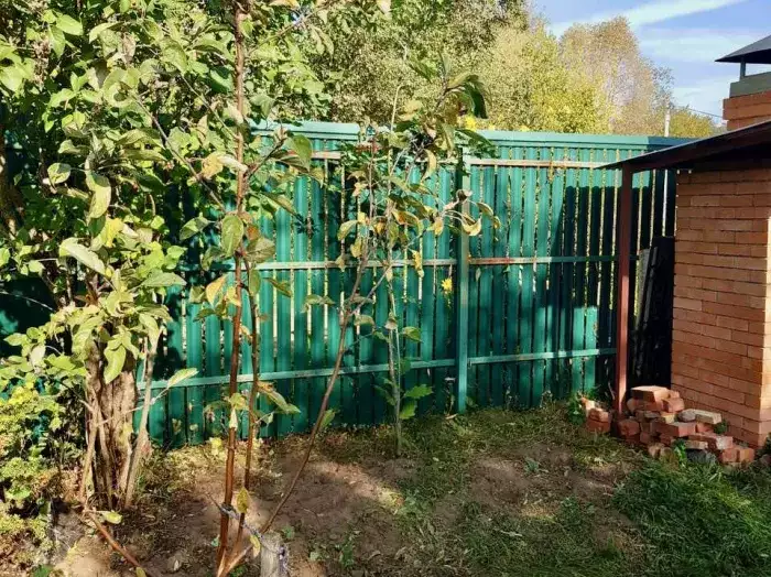 Функциональный хозблок для садового инвентаря в ярком зеленом цвете в СНТ Надежда, Конаковский р-н, Тверская область