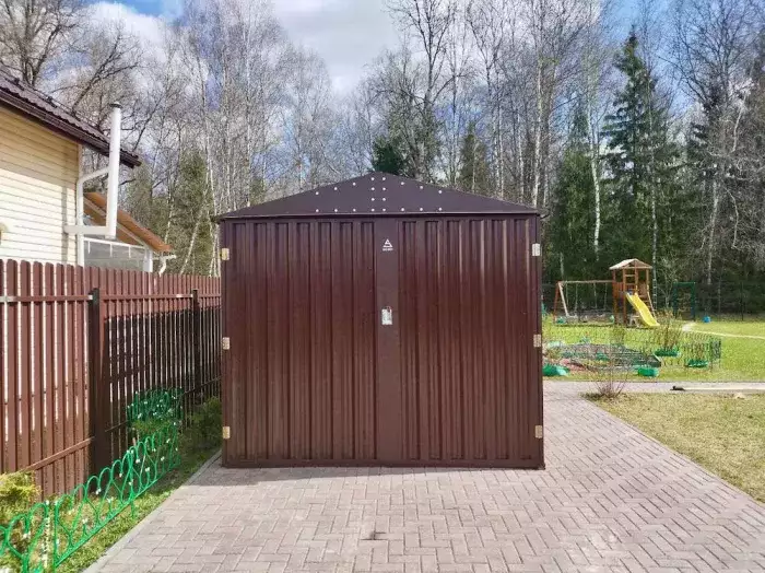 Компактный гараж для хранения садовой техники в шоколадном цвете в КП Нарвские сады, Жуковский р-н, Калужская область