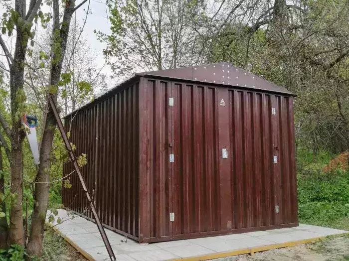 Компактный гараж для снегохода в шоколадном цвете в дер. Протасово, Ступинский р-н, МО