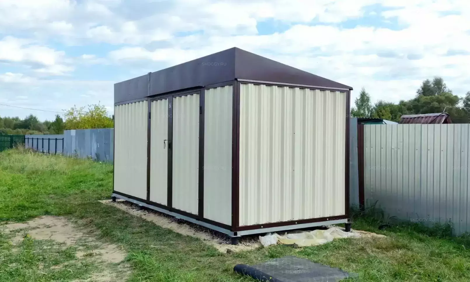 Стильный хозблок SKOGGY  с односкатной крышей