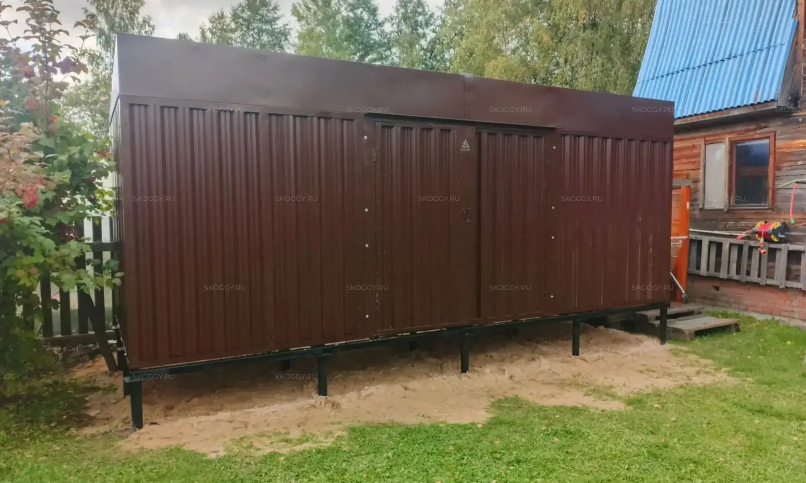 Железный хозблок SKOGGY в шоколадно-коричневом цвете