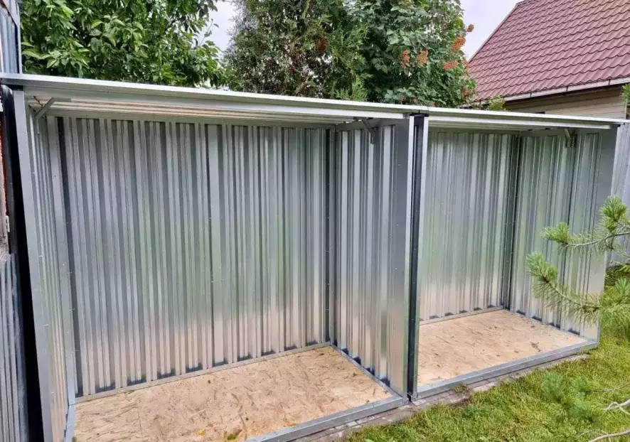 Дровница в цинке в д. Меры, ГО Истра