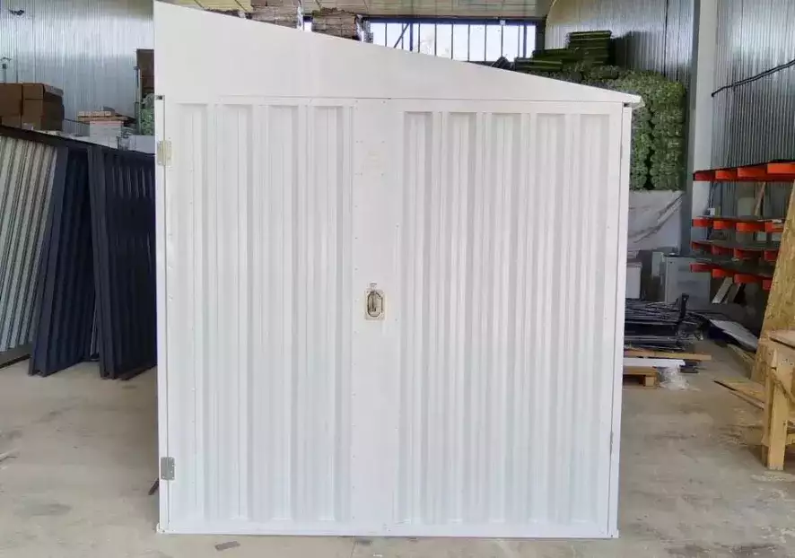 Белый нестандартный хозблок для хранения вещей в с. Страхово, Тульская область