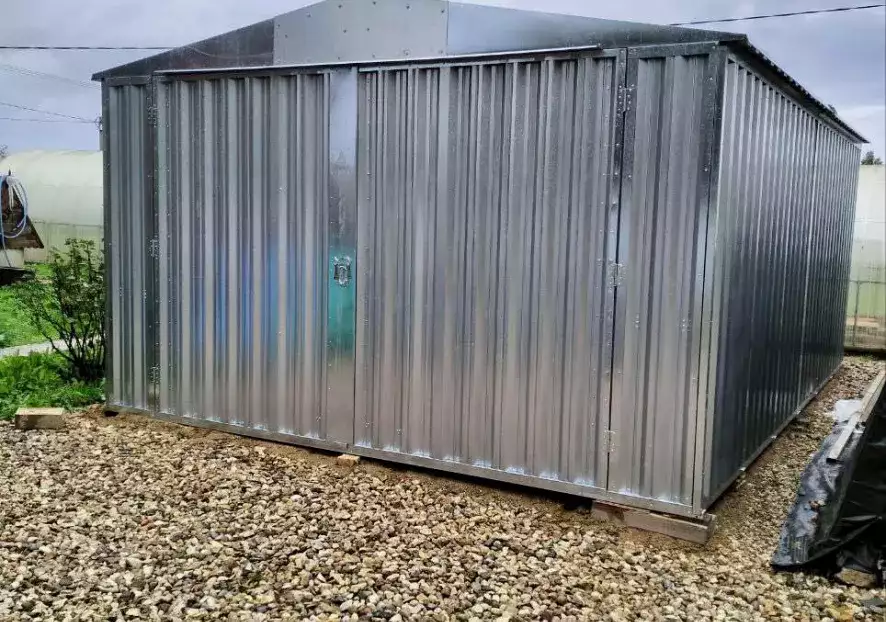 Прочный автомобильный гараж в блестящем цинковом цвете в дер. Бурмакино