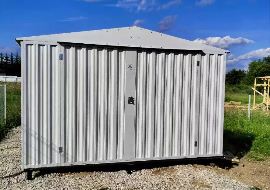 Прочный хозблок для хранения строительных материалов в светло-сером цвете в дер. Новинское