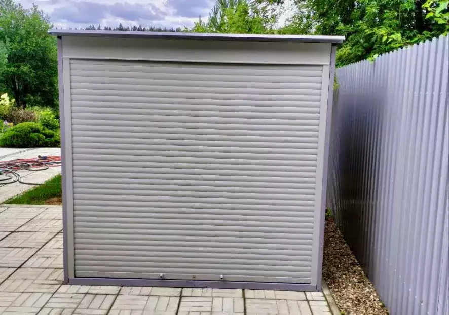 Современный хозблок для хранения квадроцикла в двойной расцветке в дер. Сокольники, Дмитровский г.о., МО