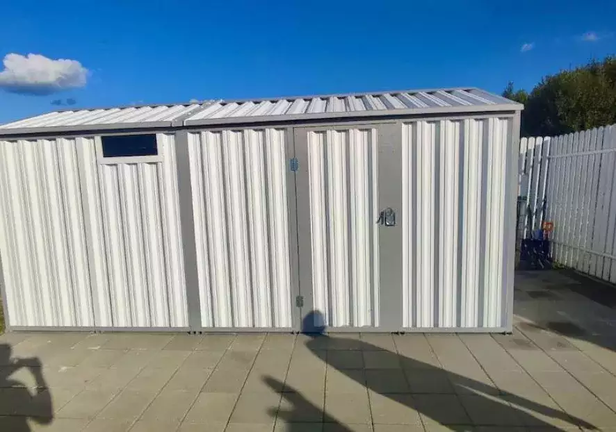 Современный хозблок для детского квадроцикла в двойной расцветке в с. Надеждино, г.о. Истра, МО