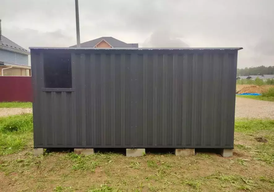 Современный хозблок для хранения в графитовом цвете в едином стиле с домом в КП Цветочный 2, Краснопахорское поселение, МО 